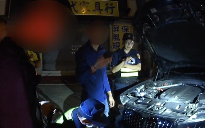 台中警方今年8月份共查获1384件使用假车牌案，第三警分局20日表示，日前深夜查获29岁龚姓男子悬挂假车牌，除依《道路交通管理处罚条例》罚款，还依《刑法》行使偽造文书罪送办。（警方提供／陈淑芬台中传真）