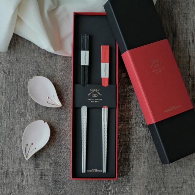 银座白石周年庆推出买订婚钻戒就送永结同心夫妇筷。（图／银座白石）