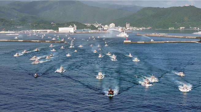 2024兰阳妈祖文化节今天登场，上百艘船队今天从苏澳镇南方澳渔港出发，展开为期3天的遶境行程。（宜兰县政府提供）