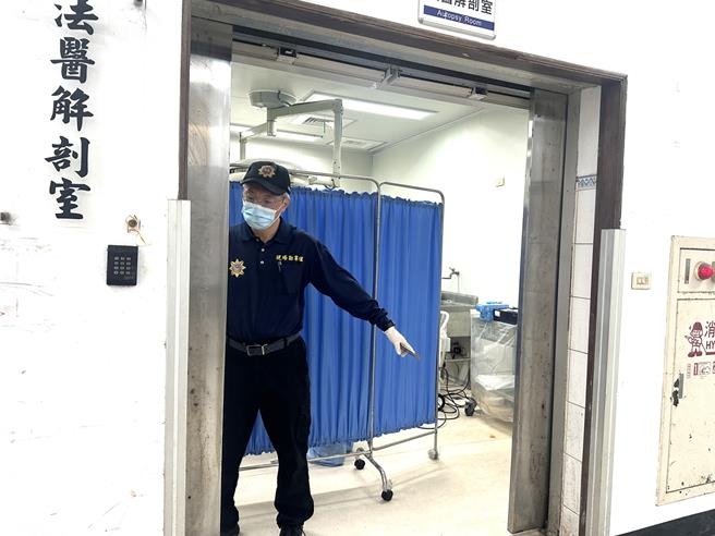 台东疑似农药中毒酿3死，法务部法医研究所今天到台东市立殡仪馆解剖死者遗体。（蔡旻妤摄）