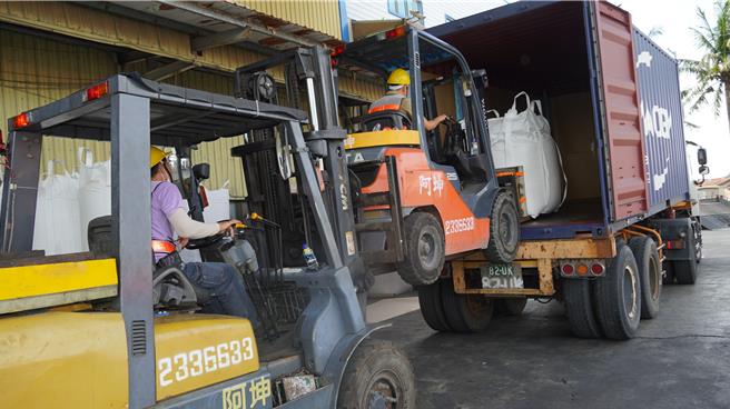 弘昌碾米厂20日将台南11号稻米装柜，运销日本。（宝智华摄）