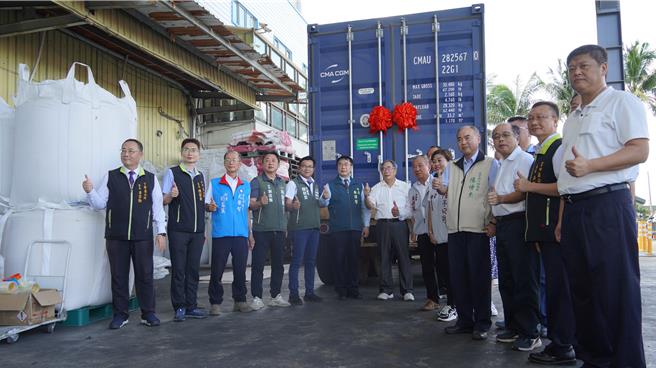 台南市长黄伟哲（左6）主持台湾好米外销日本封柜启航仪式。（宝智华摄）