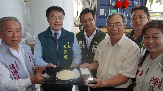 台南市长黄伟哲称讚「台南11号」是台南之光。（宝智华摄）