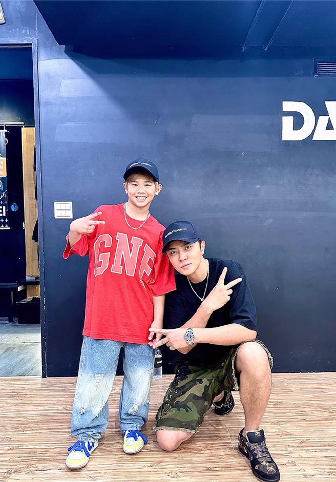  NANA（左）視羅志祥為偶像，向他看齊。（開心果娛樂提供）