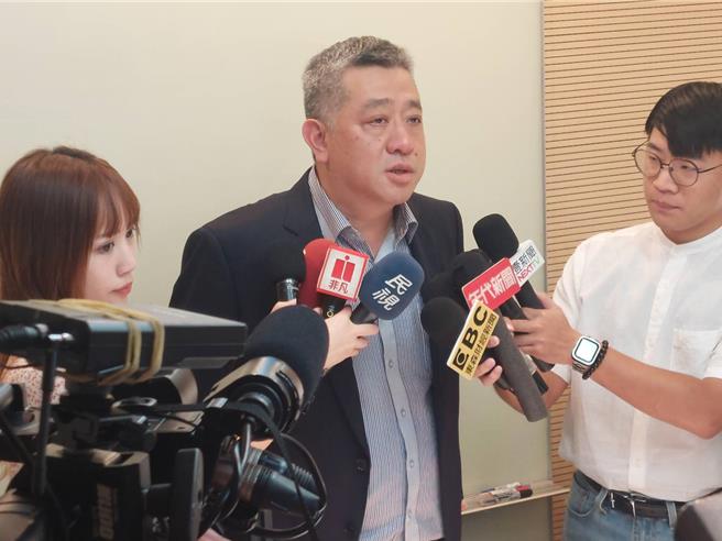 律师陈佑良表示，张国炜提告张国华背信，长荣海运与EIS交易无效恐损失300亿元。（陈佑良提供）