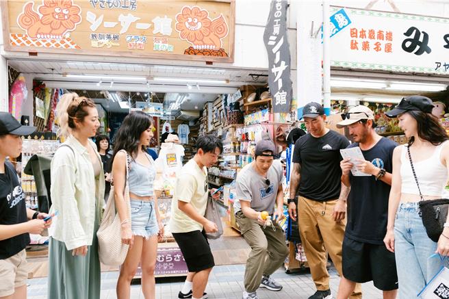 《上船了各位！》眾人在石垣島觀光。（三立提供）