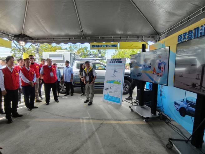 921国家防灾日大规模震灾救灾动员演练，赖清德视导「非同步卫星紧急应变网路」。（廖素慧摄）