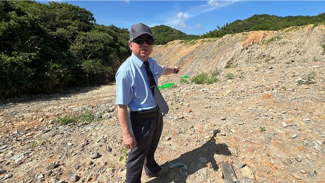 苗栗地检署检察彭郁清指挥苗栗县警局等，在苗栗县后龙镇查获一场超大型弃土场，苗栗地检署检察长蔡宗熙亲自带队勘查现场。（谢明俊摄）