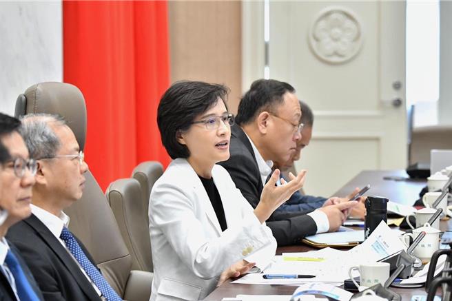 行政院副院長鄭麗君指出，「能源轉型2.0」的目標就是在穩定供電的目標下積極迎向2050淨零轉型，考量半導體、AI技術等產業的更方面需求，讓供電在2030年滿足用電的需求。（摘自鄭麗君粉絲專頁）