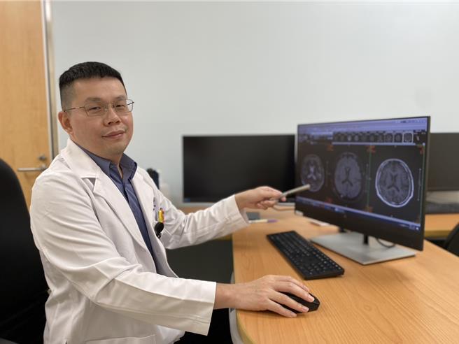 醫師手指的電腦螢幕畫面，呈現出失智症患者的腦部MRI（磁振造影）畫面。（高醫岡山醫院提供／林雅惠高雄傳真）