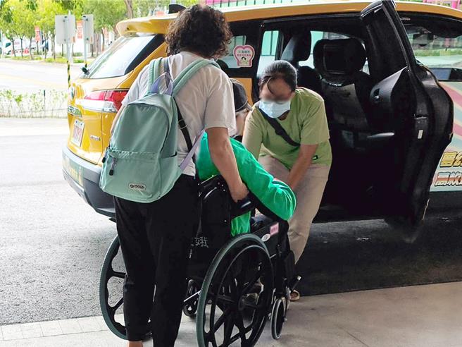 失智症不僅影響記憶力，還伴隨著行為與精神症狀，成為照顧者一大挑戰。圖為示意圖非當事人。（高醫岡山醫院提供／林雅惠高雄傳真）