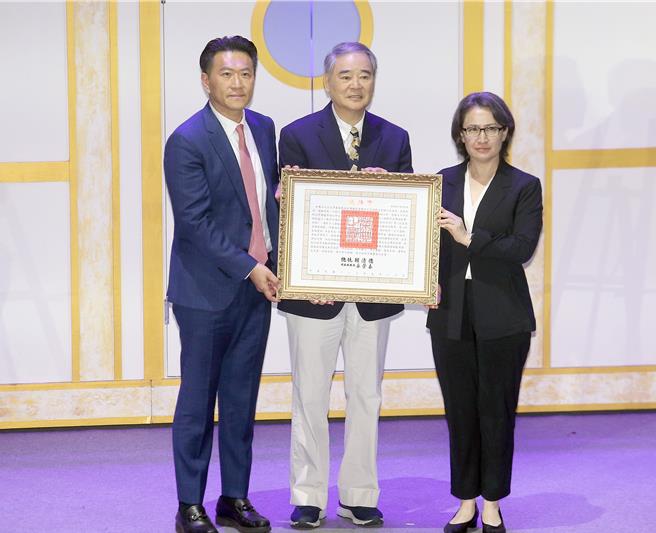 副總統蕭美琴（右起）20日頒贈褒揚令給空中英語教室創辦人彭蒙惠，並由救世傳播協會董事長洪善群及救世傳播協會會長謝光哲代領。（范揚光攝）