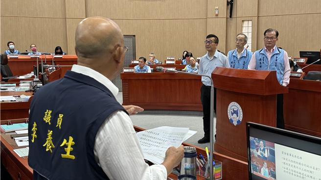 金酒董事长吴昆璋(右一)上台接受议员李养生(左)质询时表示，大陆总经销招商规画是由专业经理人所提案，并经董事会通过来执行。(于家麒摄)