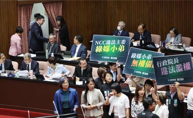立法院20日新会期开议邀请行政院长施政报告并备询，民眾党立委手举「行政院长，违法滥权」、「绿媒小弟，无权备询」标语围在阁揆卓荣泰（左上中）旁抗议，卓揆暂时离席。（姚志平摄）