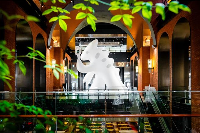 诚品生活新店邀请台湾艺术家陈普联手打造10米高全新艺术创作「好奇咖咪CA ME」。（诚品提供／朱世凯台北传真）