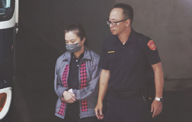 京華城容積率案延燒，台北地檢署20日再度提訊台北市議員應曉薇（右二）釐清京華城案情。（鄧博仁攝）