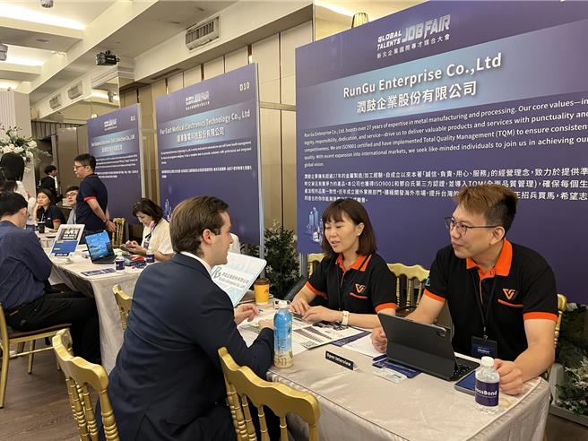 新北市经发局今（20）日举办「新北企业国际专才媒合大会」，28家新北知名科技大厂及制造业领导者，提供逾百个专才职缺。（陈慰慈摄）