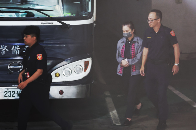 京华城容积率案延烧，台北地检署20日再度提讯台北市议员应晓薇（右二）厘清京华城案情。（邓博仁摄）