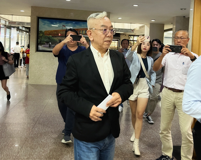 台北市议员应晓薇因涉及京华城弊案被羁押禁见，20日再度传唤应出庭应讯。同时应晓薇男友、王尊侃（中）下午也被检方传唤出庭应讯。（邓博仁摄）