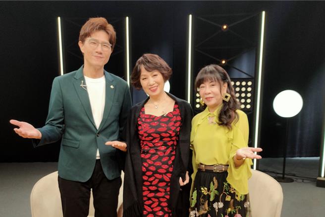 林淑容（中）跟蔣偉文（左）、魏淑蓮分想近況。（東風衛視提供）