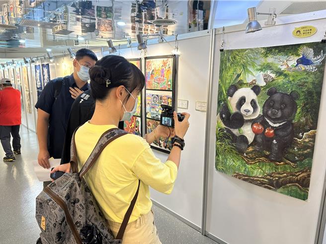 追求兩岸的永久和平是我們的終極目標。圖為海峽兩岸少兒美術大展在新北市展出，多彩童趣的美術作品為國人帶來豐富多元的藝術體驗。（高鈞麟攝）