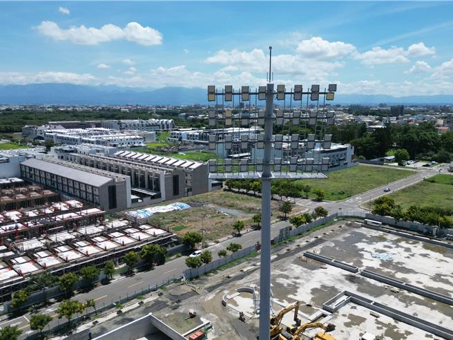 田径赛记分板、高桅灯杆也都已竖起。（云林县府提供）