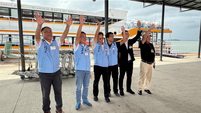 金門縣副縣長李文良帶隊歡送踩線團。（于家麒攝）