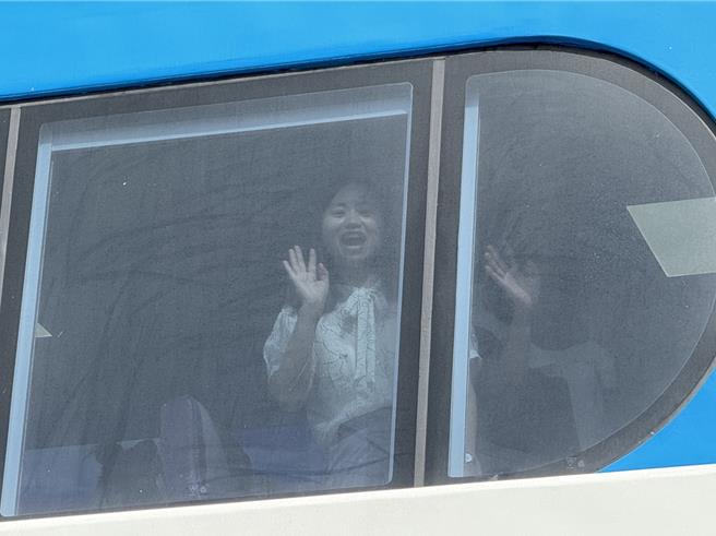 踩線團依依不捨。（于家麒攝）