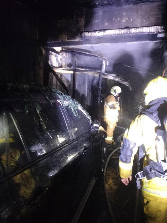 高雄市鳳山區新安街一棟透天民宅今天凌晨火警。（翻攝照片／洪靖宜高雄傳真）