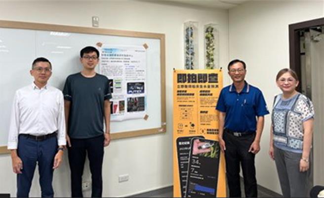 中興大學智農中心主任楊明德（右二）20日表示，經研發「手機拍照AI判識稻米含水量」AI技術，技轉給宸訊科技公司，在3300公頃契作田區導入整合雲端服務平，大幅提升產業競爭力。（中興大學提供／陳淑芬台中傳真）