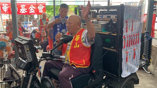 阿公张基碧（前）常驾驶「行动KTV三轮车」路边唱歌，今天用歌声疗癒自己和他人。（张妍溱摄）