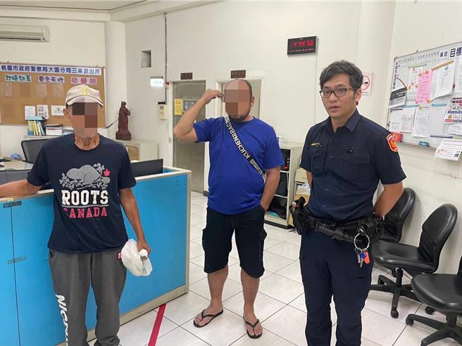 桃園市蘆竹區1名78歲的陳姓老翁，20日清晨獨自出門想到早年曾工作的「海山煤礦」找朋友，卻不慎迷路在街頭徘徊，巡邏員警見狀上前關心，在老翁身上找到身分證，隨即聯繫老翁的家人，將他平安帶返家休息。（警方提供／廖姮玥桃園傳真）