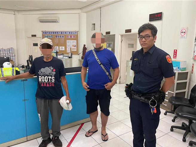 桃園市蘆竹區1名78歲的陳姓老翁，20日清晨獨自出門想到早年曾工作的「海山煤礦」找朋友，卻不慎迷路在街頭徘徊，巡邏員警見狀上前關心，在老翁身上找到身分證，隨即聯繫老翁的家人，將他平安帶返家休息。（警方提供／廖姮玥桃園傳真）