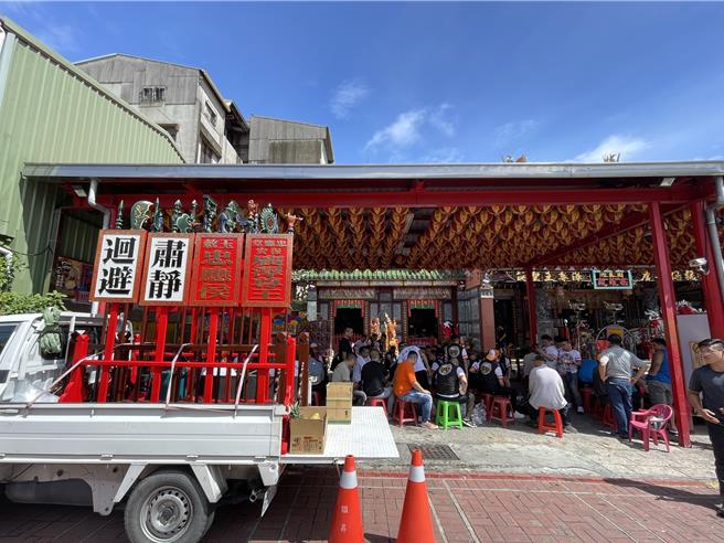台南市中西区西罗殿供奉的广泽尊王得道诞辰在即，20日已有许多进香团前来朝拜。（程炳璋摄）