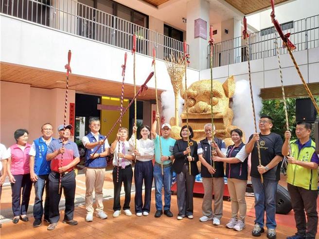 崙背乡港尾村水汴头的崇贤寺每年中秋有「澹仔火迎暗景」传统，如今是云林诏安客家文化一大特色。（周丽兰摄）