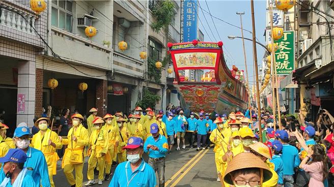 東港迎王將於28日起展開8天7夜的祭典科儀，10月4日重頭戲遷船遶境，盛大的陸上行舟在東港遶境。（資料畫面）