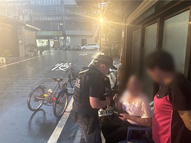 桃园市平镇区1名79岁黄姓老翁，19日下午独自骑三轮车外出，遇上滂沱大雨，只好将三轮车停放在路旁，暂时在民宅下躲雨，但老翁疑似年纪大，有轻微的失智情况，竟忘了自己家在哪，直到民宅主人察觉有异报警协助，才让老翁平安顺利返家。（警方提供／廖姮玥桃园传真）