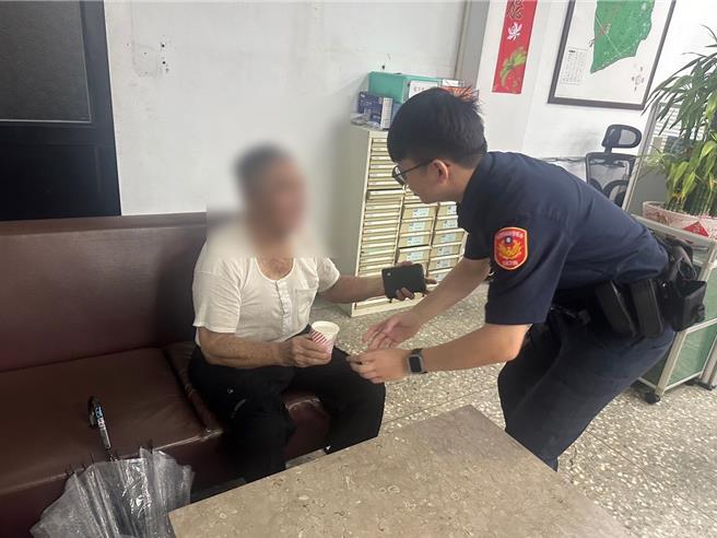 桃园市平镇区1名79岁黄姓老翁，19日下午独自骑三轮车外出，遇上滂沱大雨，只好将三轮车停放在路旁，暂时在民宅下躲雨，但老翁疑似年纪大，有轻微的失智情况，竟忘了自己家在哪，直到民宅主人察觉有异报警协助，才让老翁平安顺利返家。（警方提供／廖姮玥桃园传真）