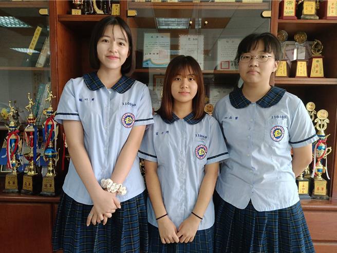 二林高中同學黃以粼（左起）、傅子家、曾品心，從生活中尋找隨手可得的素材，用以消除蔬果上的農藥殘留，實驗成果獲今年中小學科學展覽會農業與食品科學組高中組全國第一名。（葉靜美攝）