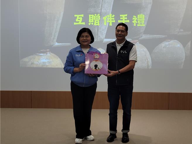 雲林縣長張麗善與連江縣長王忠銘互贈伴手禮。（連江縣政府提供）