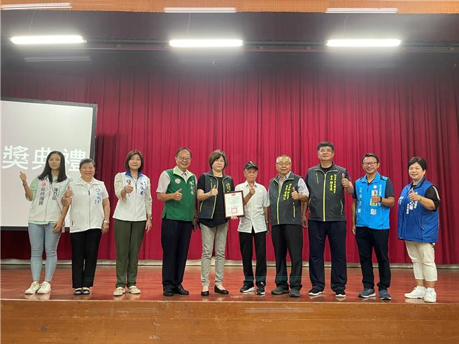 新店区公所20日及21日于大丰社福馆分4梯次举办「里邻长行动服务知能研习」，共有1200位新店区里邻长参与。公所今表扬128位在地绩优邻长，感谢邻长为地方长期付出。（新店区公所提供）