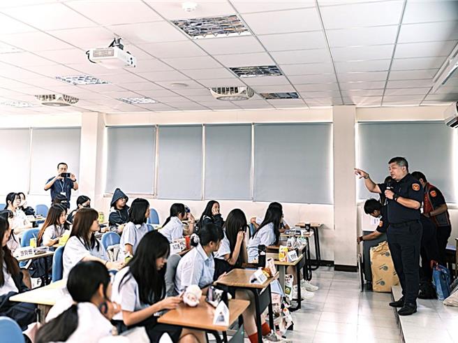 北市警内湖分局至康寧大学宣导交通安全及反诈骗。（翻摄照片／林郁平台北传真）