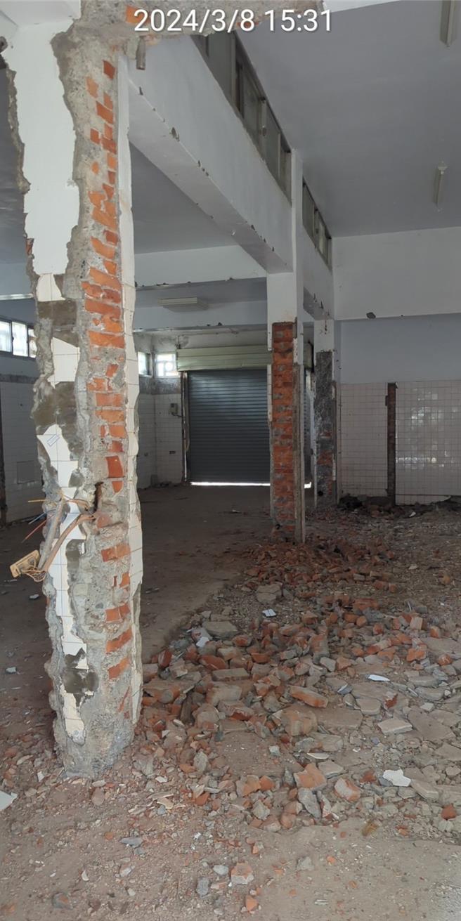 彰县府表示，业者未告知即将园区2间既有厕所内部隔间敲除，改装成员工宿舍及堆放杂物。（彰县府提供／叶静美彰化传真）