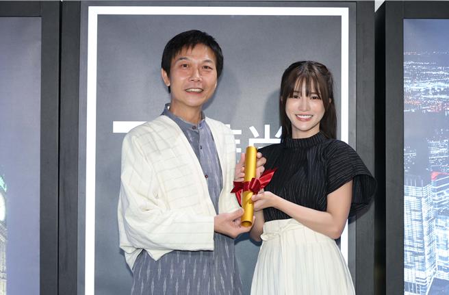 钱小豪（左）今替林岱萦送上「爱心接力棒」。（红心字会提供）