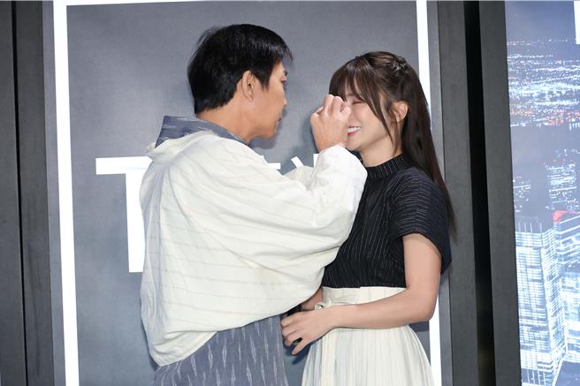 林岱萦提到妈妈时忍不住落泪，钱小豪贴心的为她拭泪。（红心字会提供）