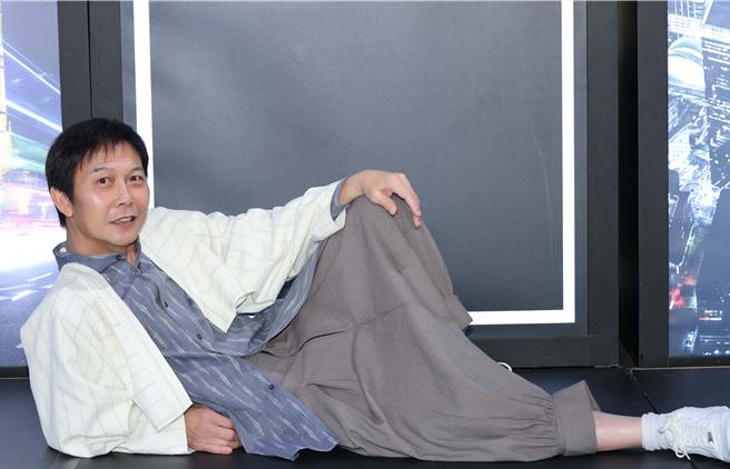 钱小豪今搞怪在地上拍照。（红心字会提供）