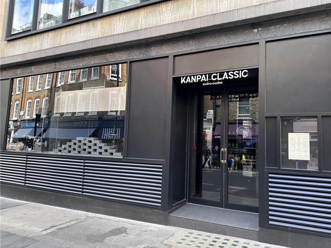 KANPAI CLASSIC英国首店位于首都伦敦SOHO区主要的精华地段，集结购物、餐厅、酒吧、饭店，是伦敦人与观光客娱乐消遣的必到之地，全日人流不断。图／乾杯集团提供