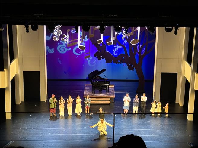 國民黨台北市議員柳采葳20日表示，市府花費7.9億預算整修的「城市舞台」，部分座位視線竟遭前方玻璃圍欄阻擋，但售票時卻未明確告知為視線影響區，讓民眾直呼觀影體驗極差。（柳采葳提供／丁上程台北傳真）