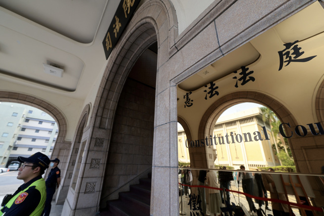 宪法法庭20日针对死刑释宪案做出113年宪判字第8号判决，刑法以死刑为最重本刑部分，仅适用犯罪情节属最严重，且刑事程序符合宪法最严密正当法律程序要求的情形合宪；图为媒体齐聚在宪法法庭外，聚焦释宪案结果。（郭吉铨摄）