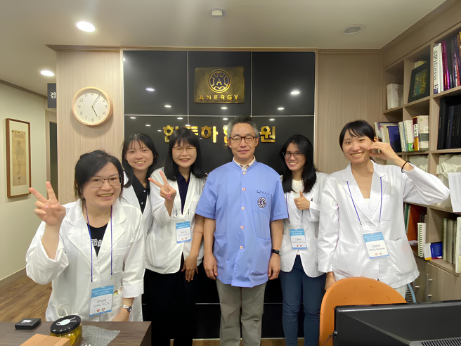 董雅绮同学（上图左1）至韩东河医师诊所实习水蛭疗法。(照片/教育部提供)